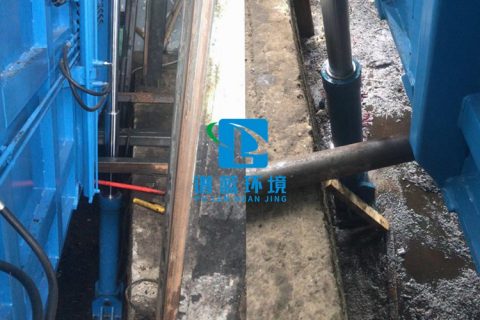 广汉安装后翻垂直式垃圾压缩机进度