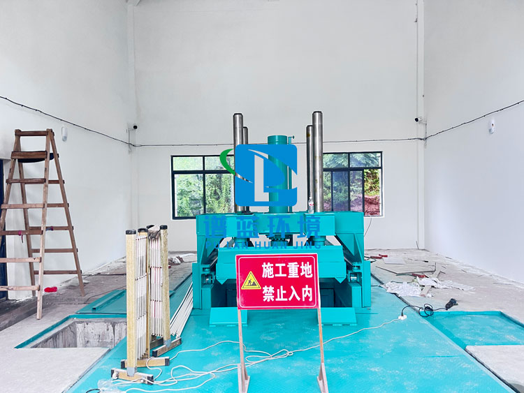 泸县无立柱垂直式垃圾压缩机(摆臂式)10立方安装完毕